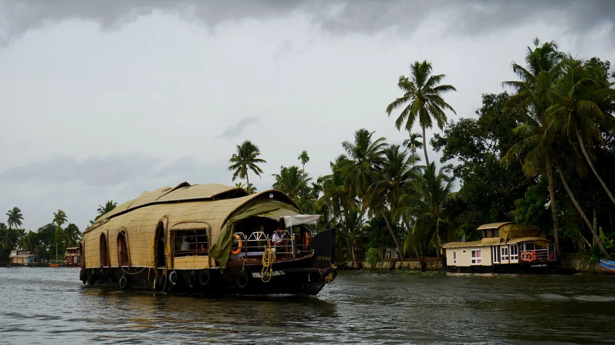 Kerala Backwaters Travel Guide: Alleppey Houseboats & Beyond